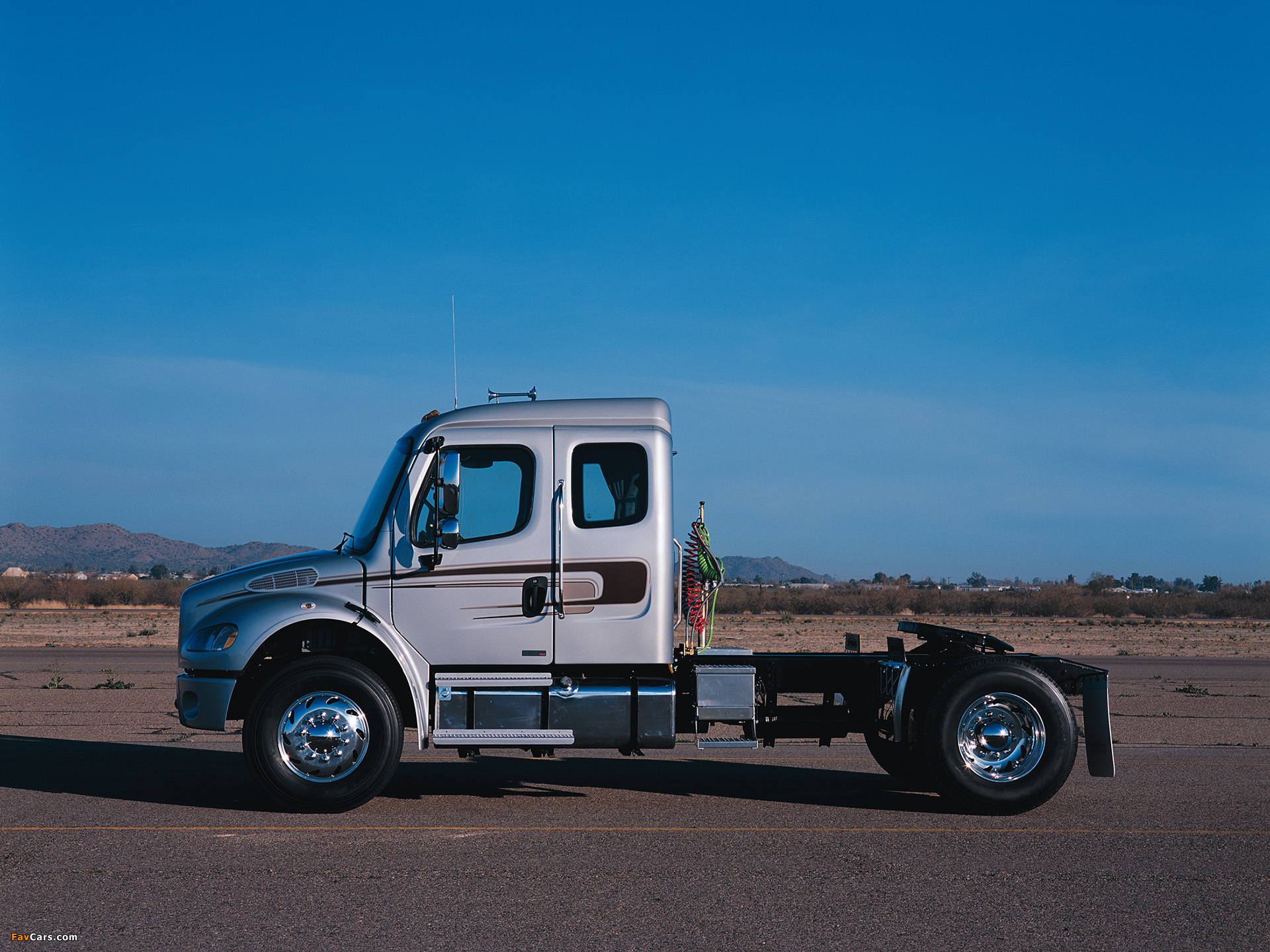 Freightliner Business Class M2 106 Extended Cab 2002 wallpapers (1920 x 1440)