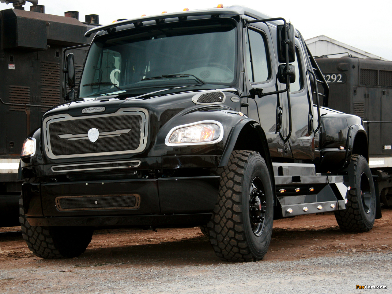 STRUT Freightliner Business Class M2 Sportchassis Grille Collection 2004 wallpapers (1280 x 960)