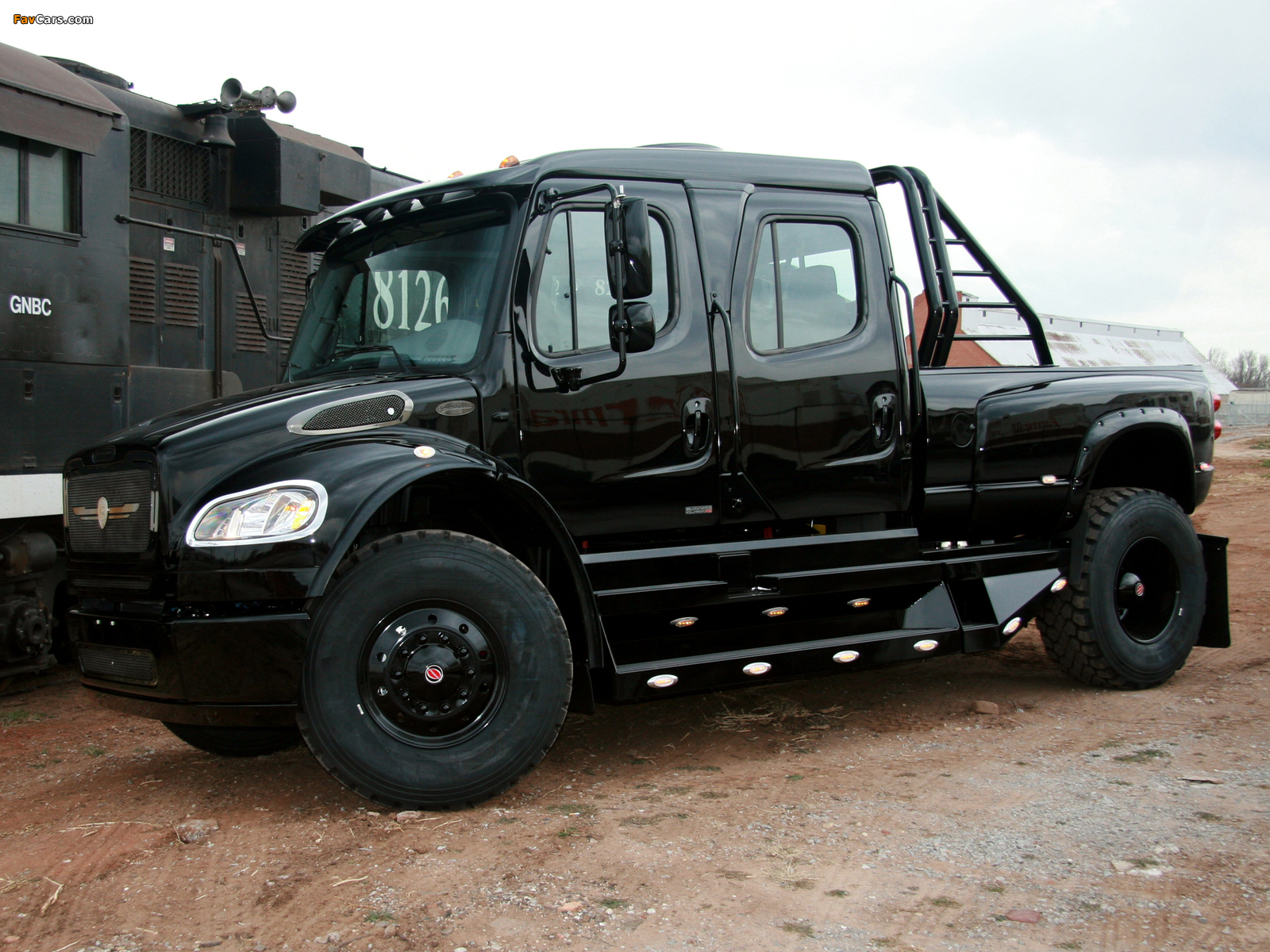 STRUT Freightliner Business Class M2 Sportchassis Grille Collection 2004 wallpapers (1600 x 1200)