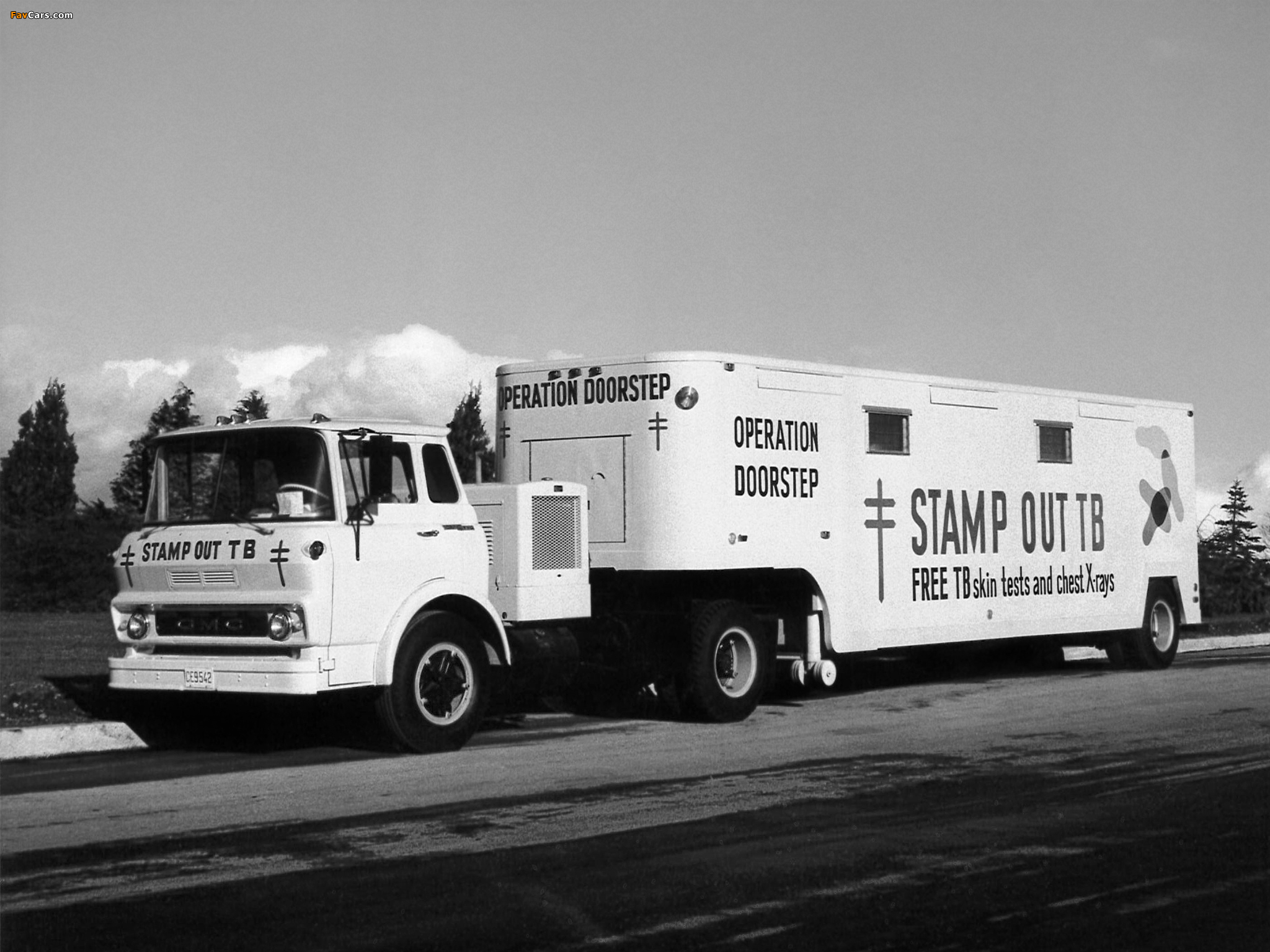 GMC L4000 4x2 Tilt Cab Operation Truck 1967–69 pictures (2048 x 1536)
