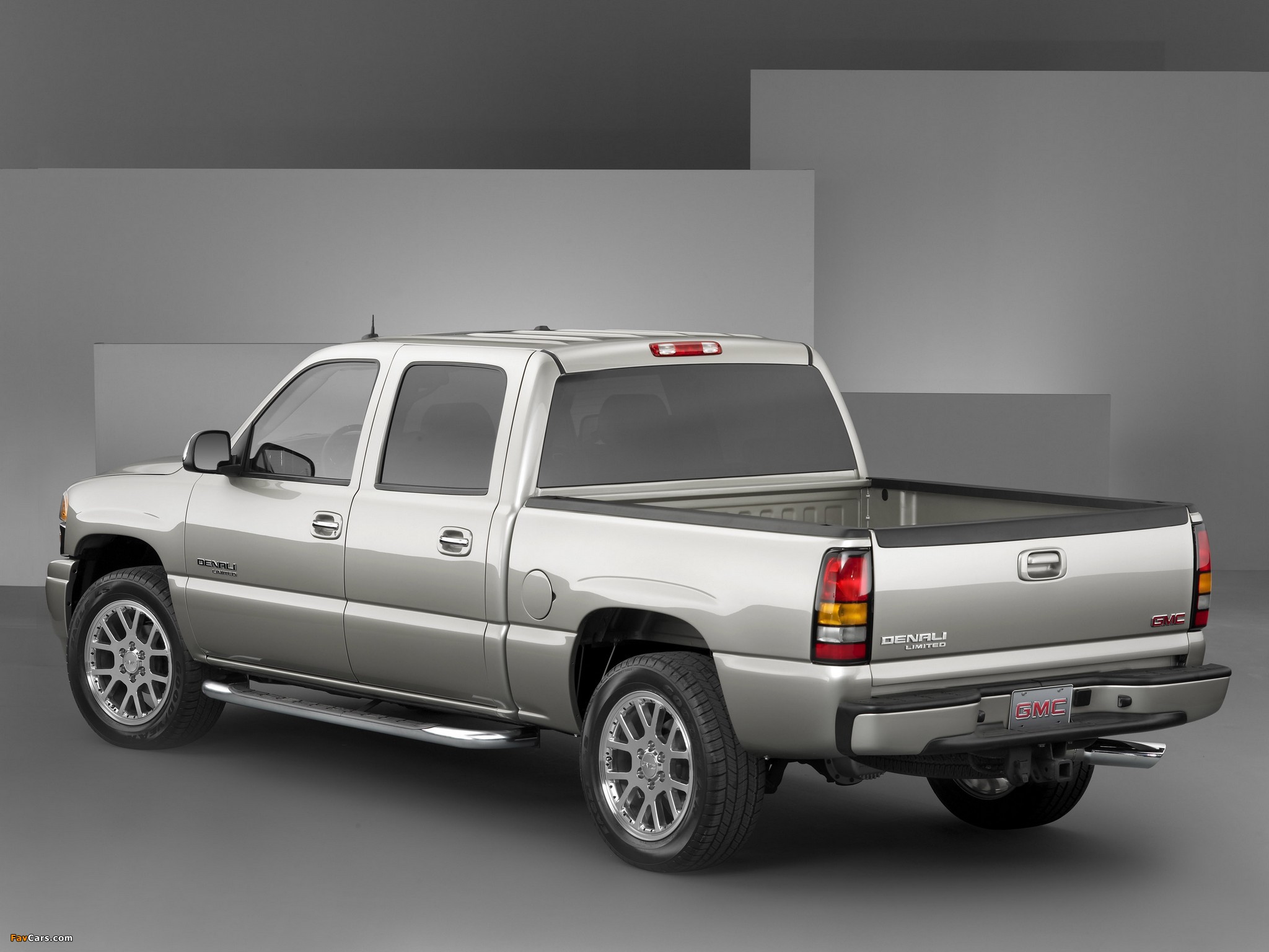 GMC Sierra Denali Crew Cab 2004–06 photos (2048 x 1536)