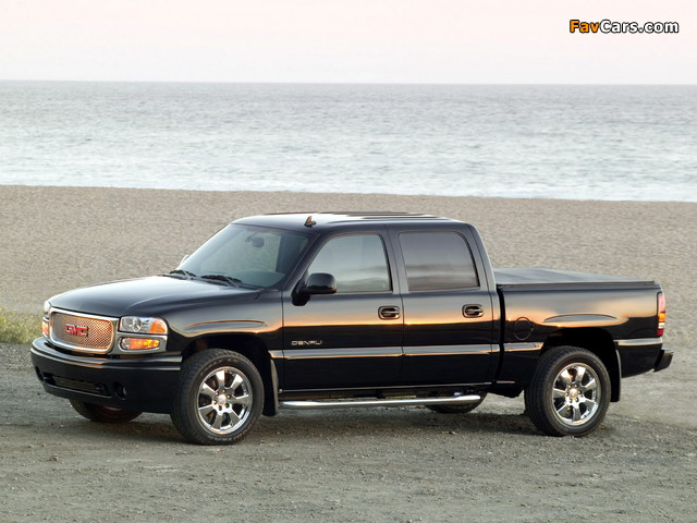 Images of GMC Sierra Denali Crew Cab 2004–06 (640 x 480)