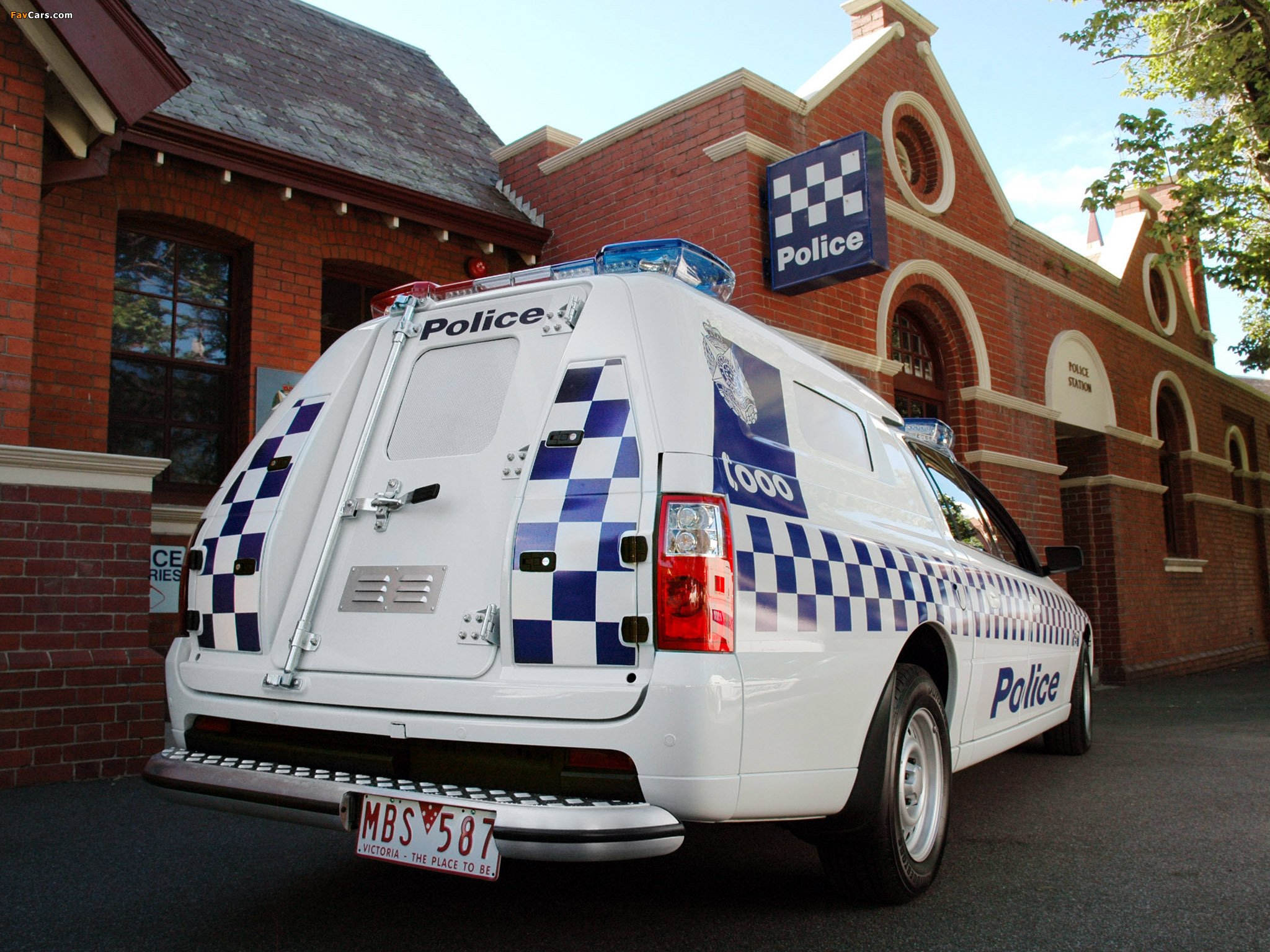 Images of Holden VZ Crewman Divisional Van Police 2004 (2048 x 1536)
