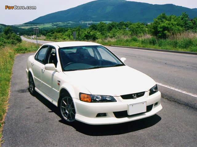 Honda Accord Euro R (CL1) 2000–02 pictures (640 x 480)