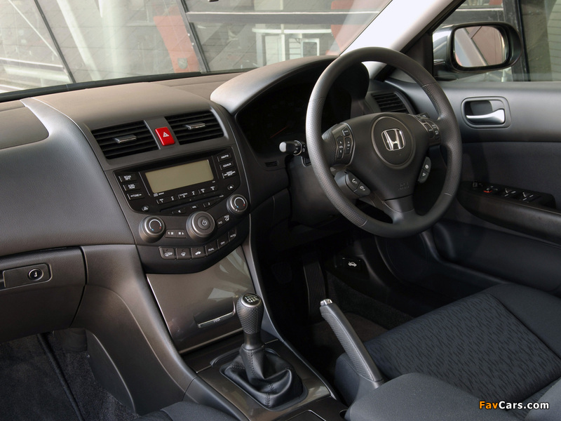 Honda Accord Sedan UK-spec (CL) 2006–08 photos (800 x 600)