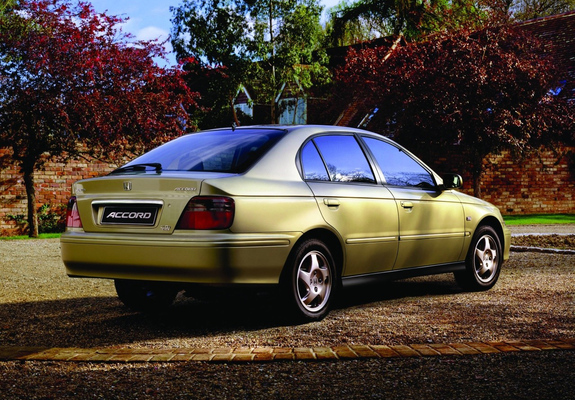 Images of Honda Accord Hatchback 1999–2002