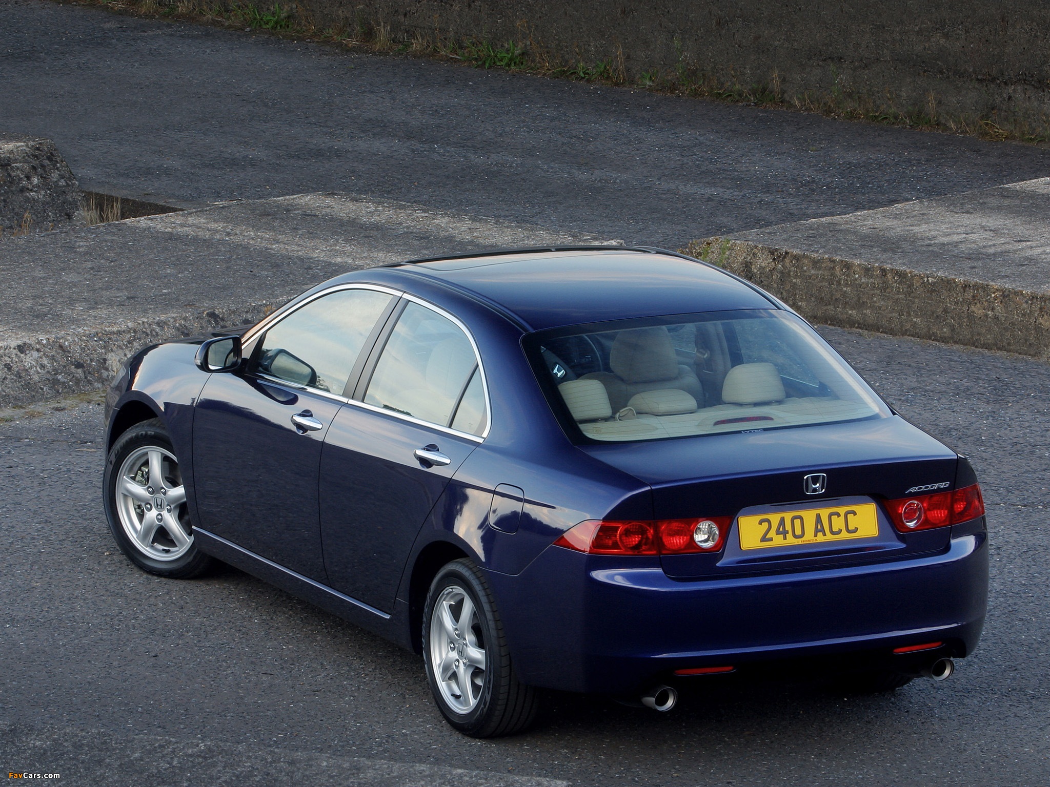 Images of Honda Accord Sedan UK-spec (CL) 2003–06 (2048 x 1536)