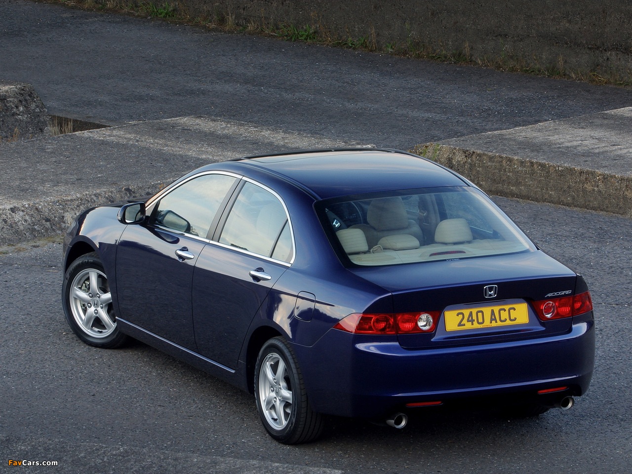 Images of Honda Accord Sedan UK-spec (CL) 2003–06 (1280 x 960)