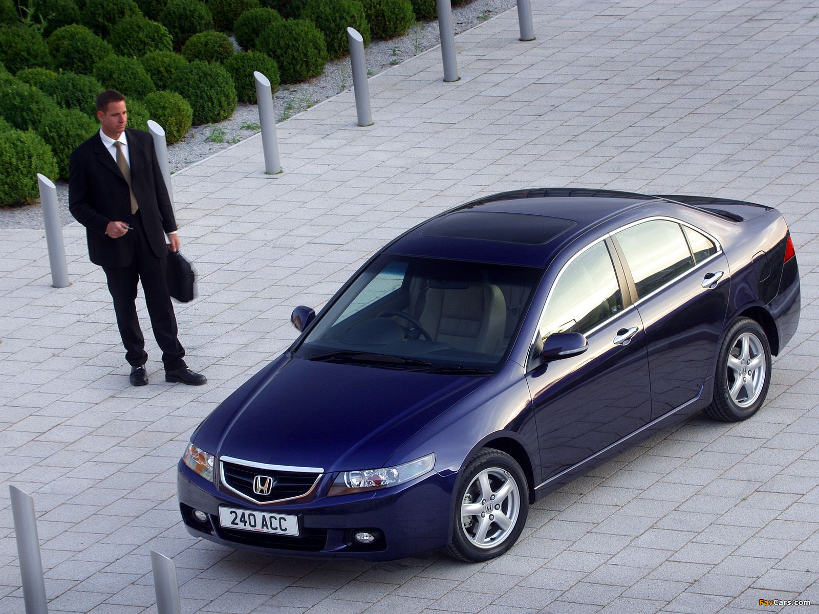 Images of Honda Accord Sedan UK-spec (CL) 2003–06 (1600 x 1200)