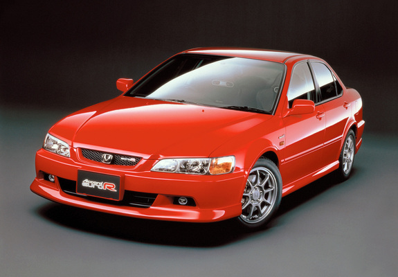 Photos of Honda Accord Euro R (CL1) 2000–02