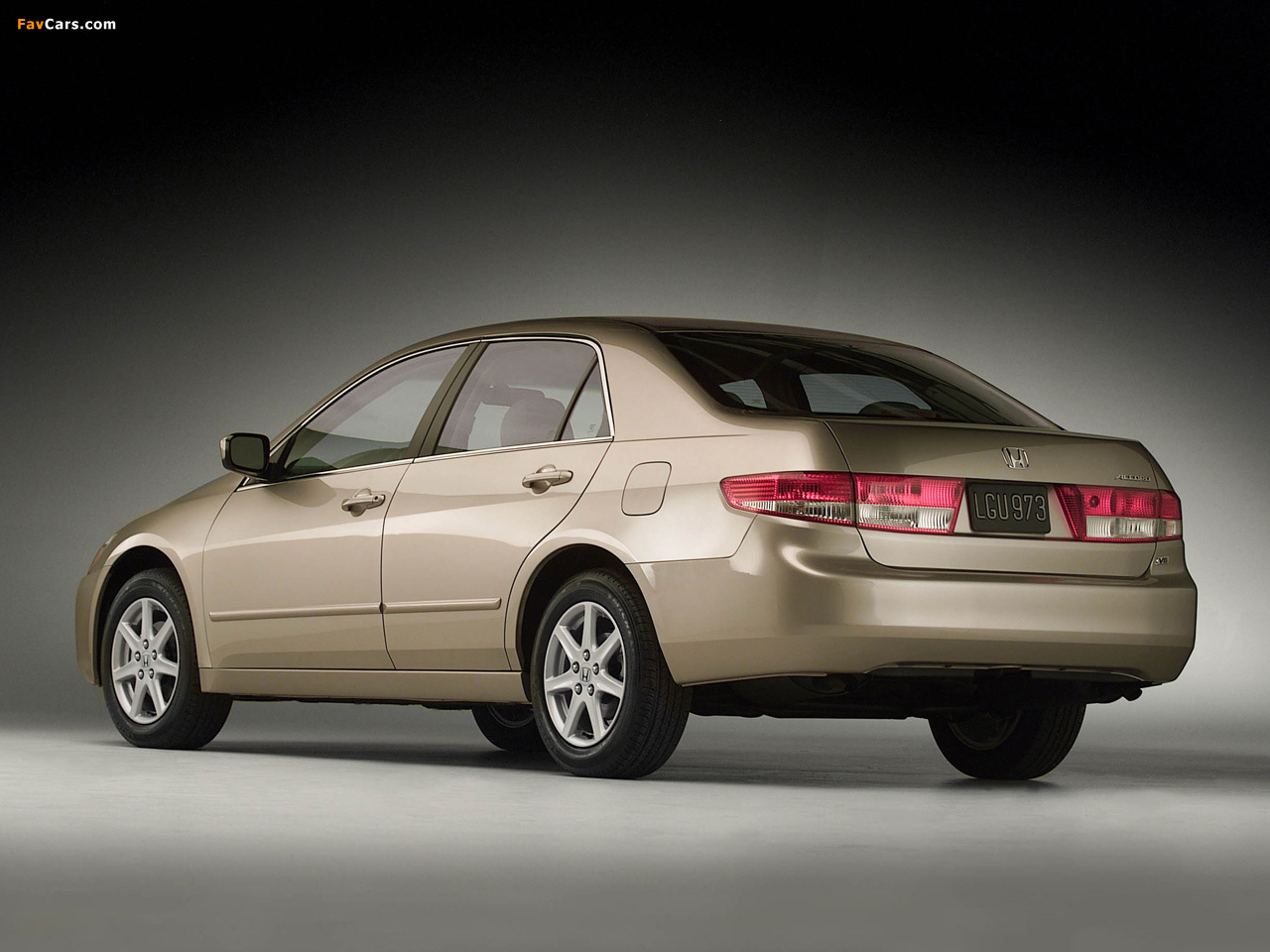 Photos of Honda Accord Sedan US-spec 2003–06 (1280 x 960)