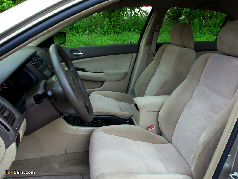 Photos of Honda Accord Sedan US-spec 2003–06 (800 x 600)