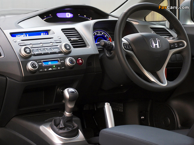 Photos of Honda Civic Sedan ZA-spec (FD) 2006–08 (640 x 480)