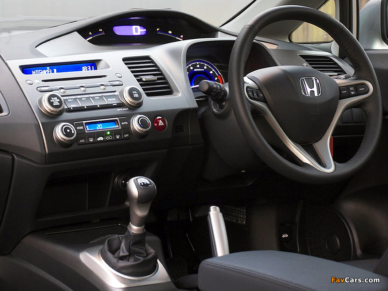 Photos of Honda Civic Sedan ZA-spec (FD) 2006–08 (800 x 600)