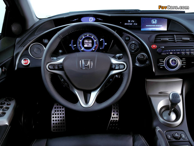 Photos of Honda Civic Hatchback (FN) 2006–08 (640 x 480)