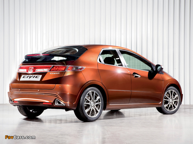 Pictures of Honda Civic Hatchback (FN) 2010–11 (640 x 480)