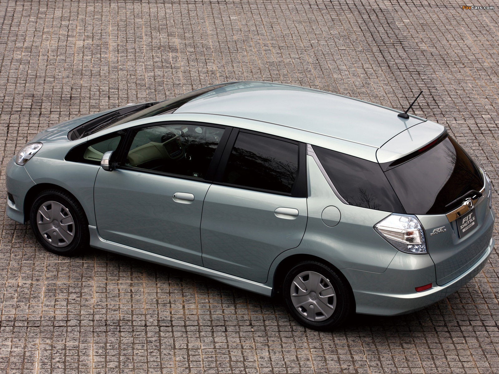 Photos of Honda Fit Shuttle Hybrid (GP2) 2011 (1600 x 1200)