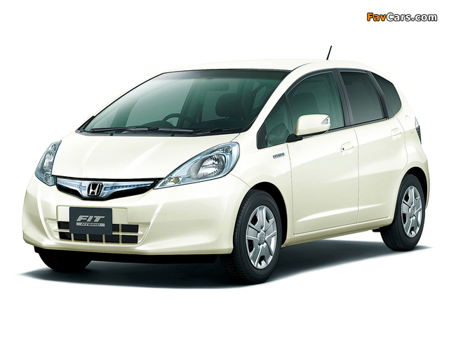 Honda Fit Hybrid She`s (GP1) 2012 pictures (640 x 480)