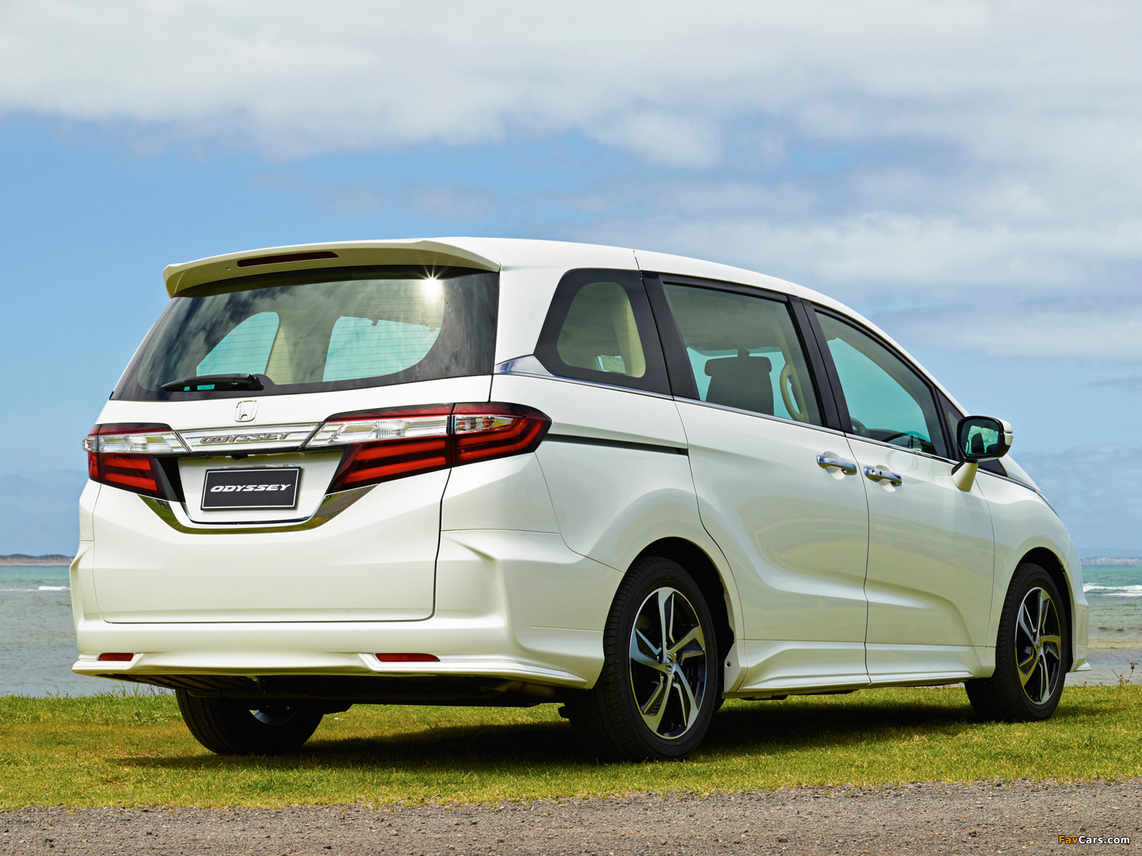 Pictures of Honda Odyssey VTi-L 2014 (1600 x 1200)