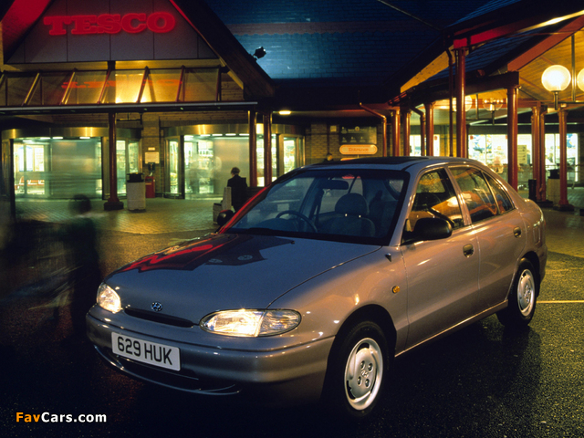 Hyundai Accent Sedan UK-spec 1994–96 photos (640 x 480)