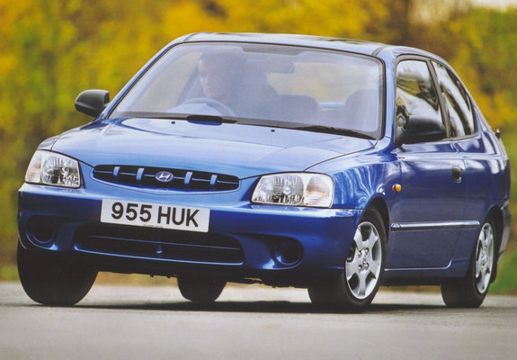 Images of Hyundai Accent 3-door UK-spec 2000–03