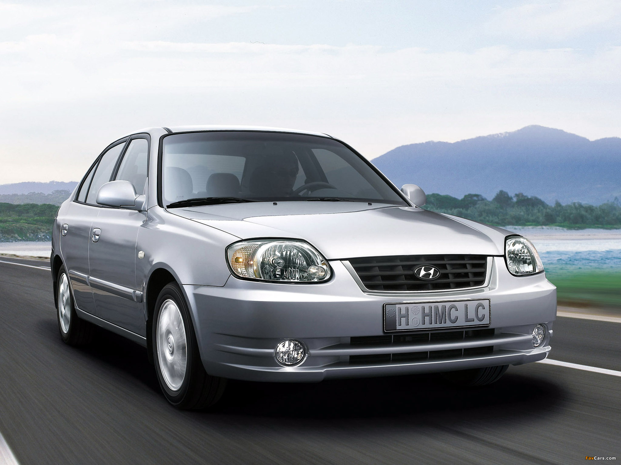Images of Hyundai Accent 5-door 2003–06 (2048 x 1536)