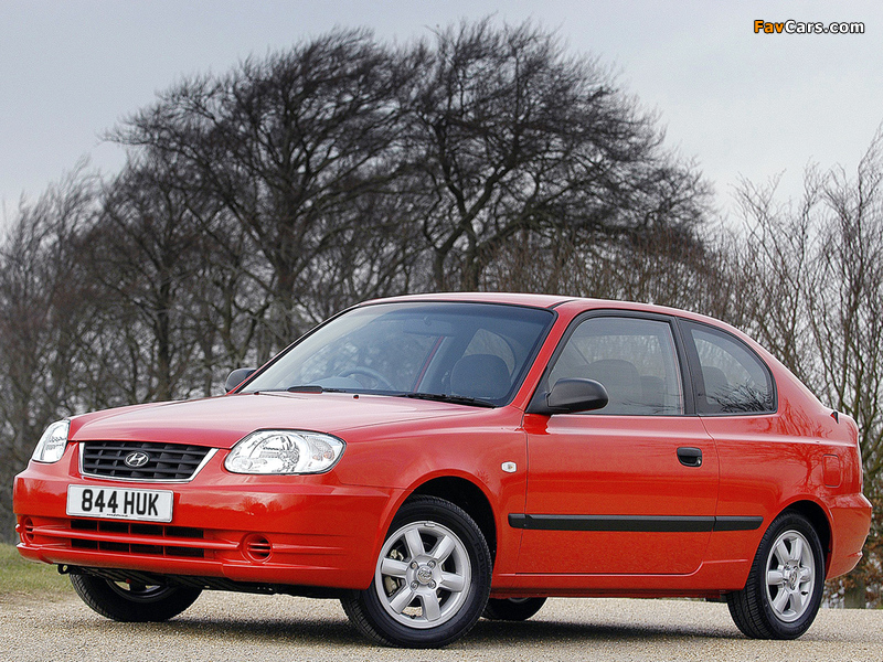 Images of Hyundai Accent 3-door UK-spec 2003–06 (800 x 600)