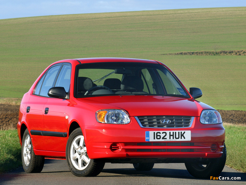 Images of Hyundai Accent 5-door UK-spec 2003–06 (800 x 600)