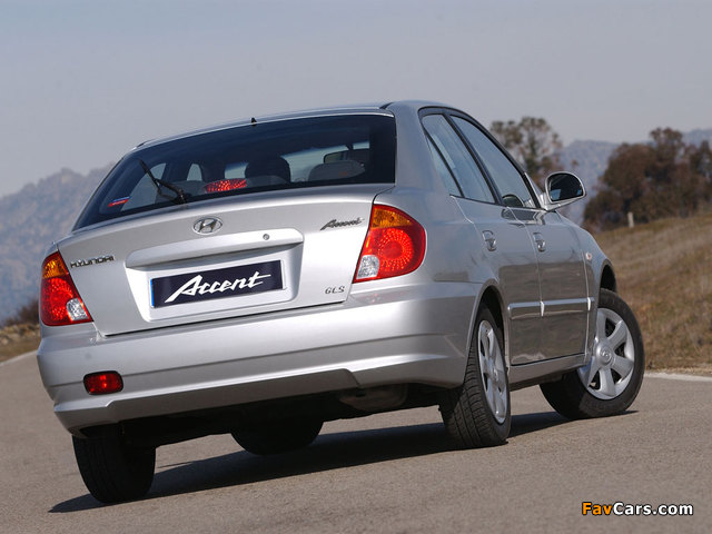 Images of Hyundai Accent 5-door 2003–06 (640 x 480)