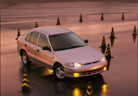 Photos of Hyundai Accent 5-door 1996–2000