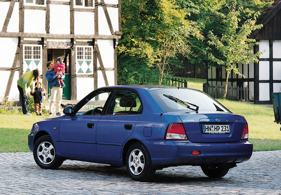 Photos of Hyundai Accent 5-door 2000–03