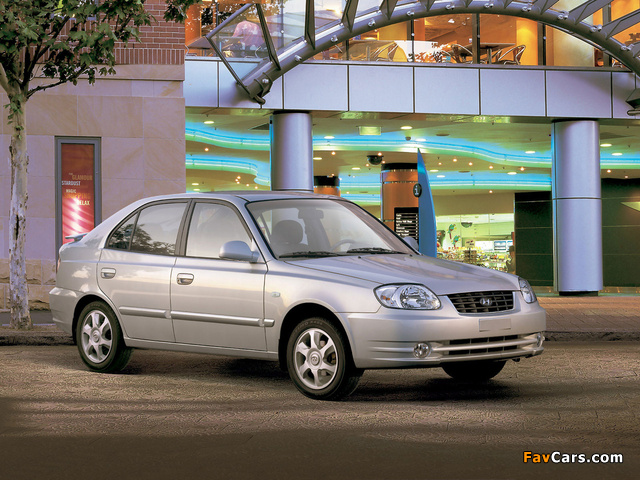 Photos of Hyundai Accent 5-door 2003–06 (640 x 480)