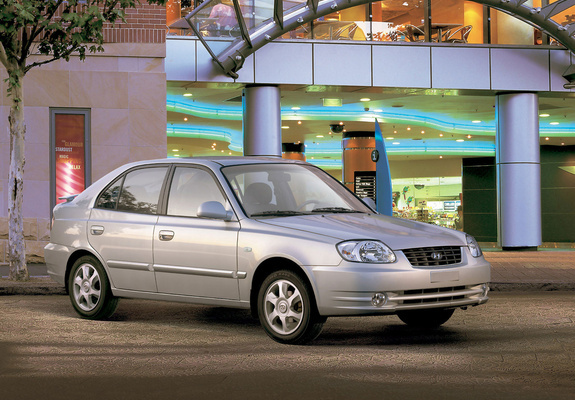 Photos of Hyundai Accent 5-door 2003–06