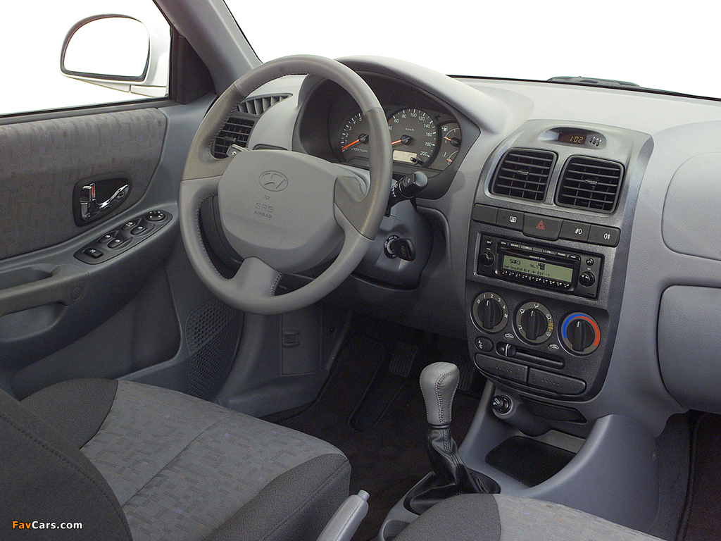 Photos of Hyundai Accent 5-door 2003–06 (1024 x 768)