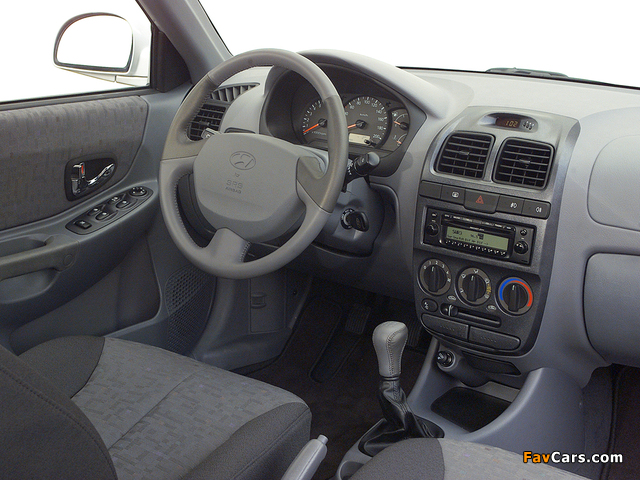 Photos of Hyundai Accent 5-door 2003–06 (640 x 480)