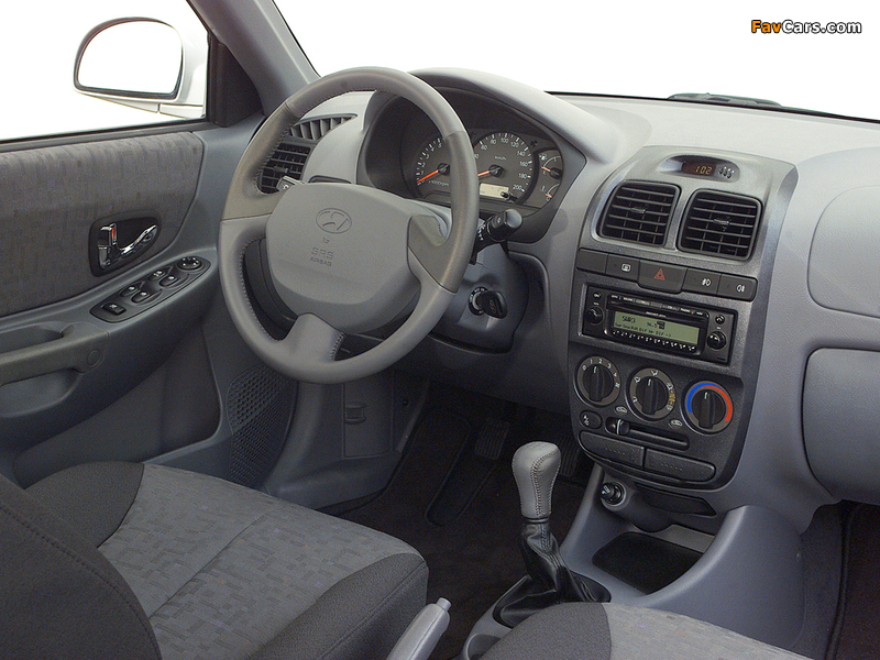 Photos of Hyundai Accent 5-door 2003–06 (800 x 600)
