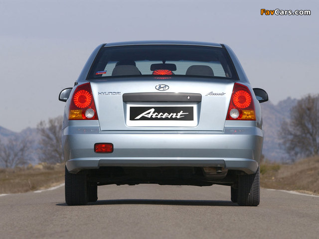 Photos of Hyundai Accent Sedan 2003–06 (640 x 480)
