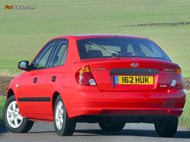 Photos of Hyundai Accent 5-door UK-spec 2003–06 (640 x 480)