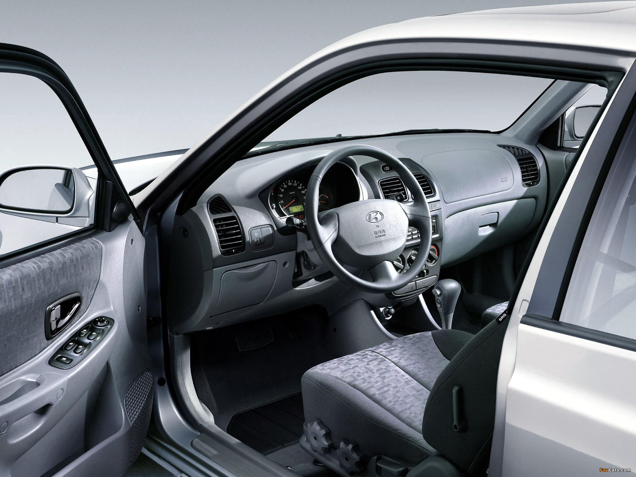 Pictures of Hyundai Accent 5-door 2003–06 (2048 x 1536)