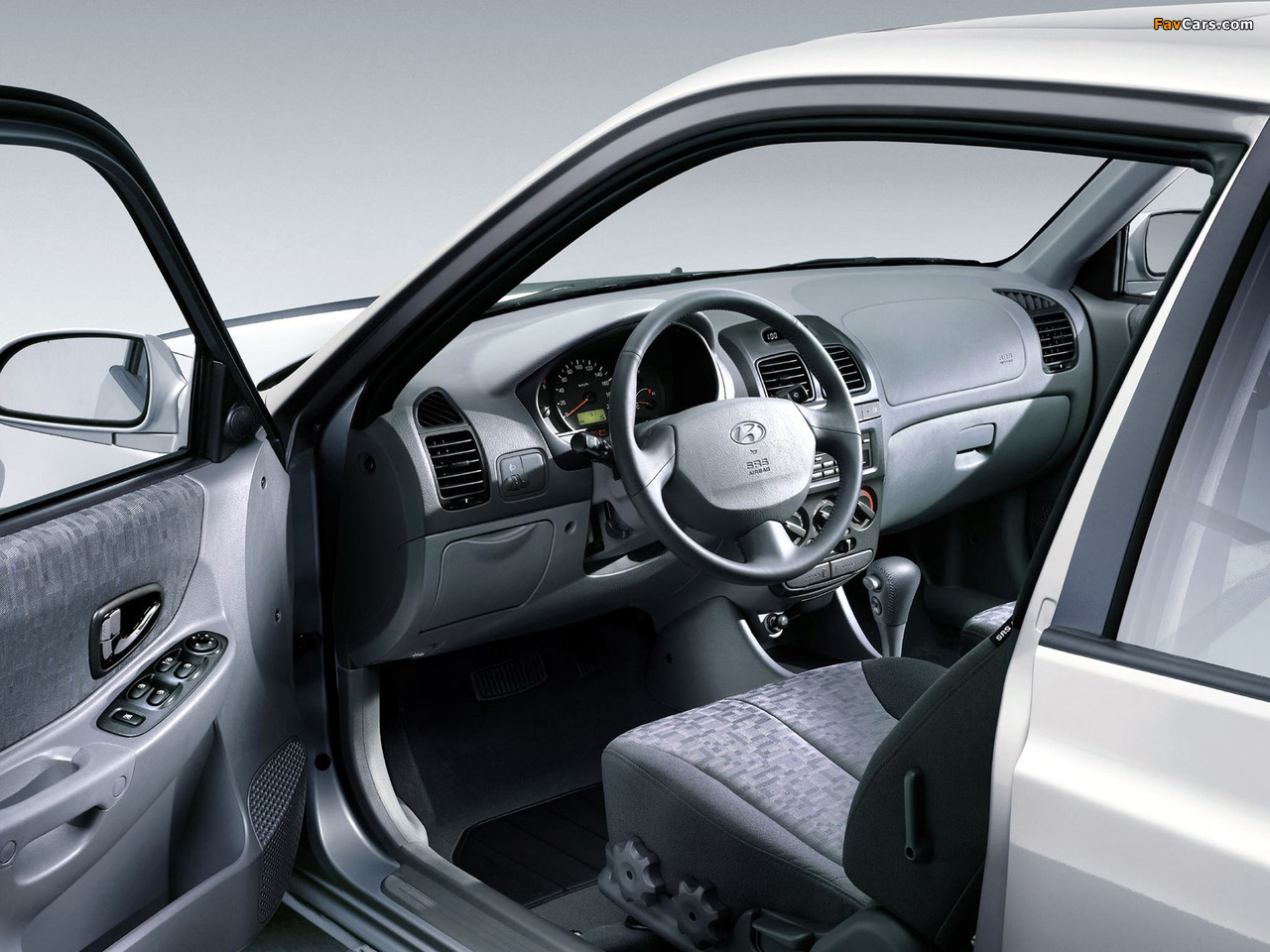 Pictures of Hyundai Accent 5-door 2003–06 (1280 x 960)