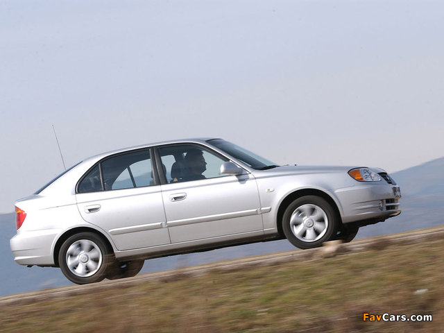 Pictures of Hyundai Accent 5-door 2003–06 (640 x 480)