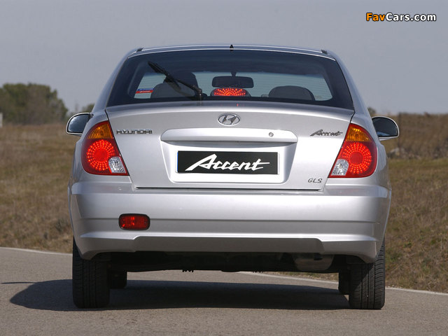 Pictures of Hyundai Accent 5-door 2003–06 (640 x 480)