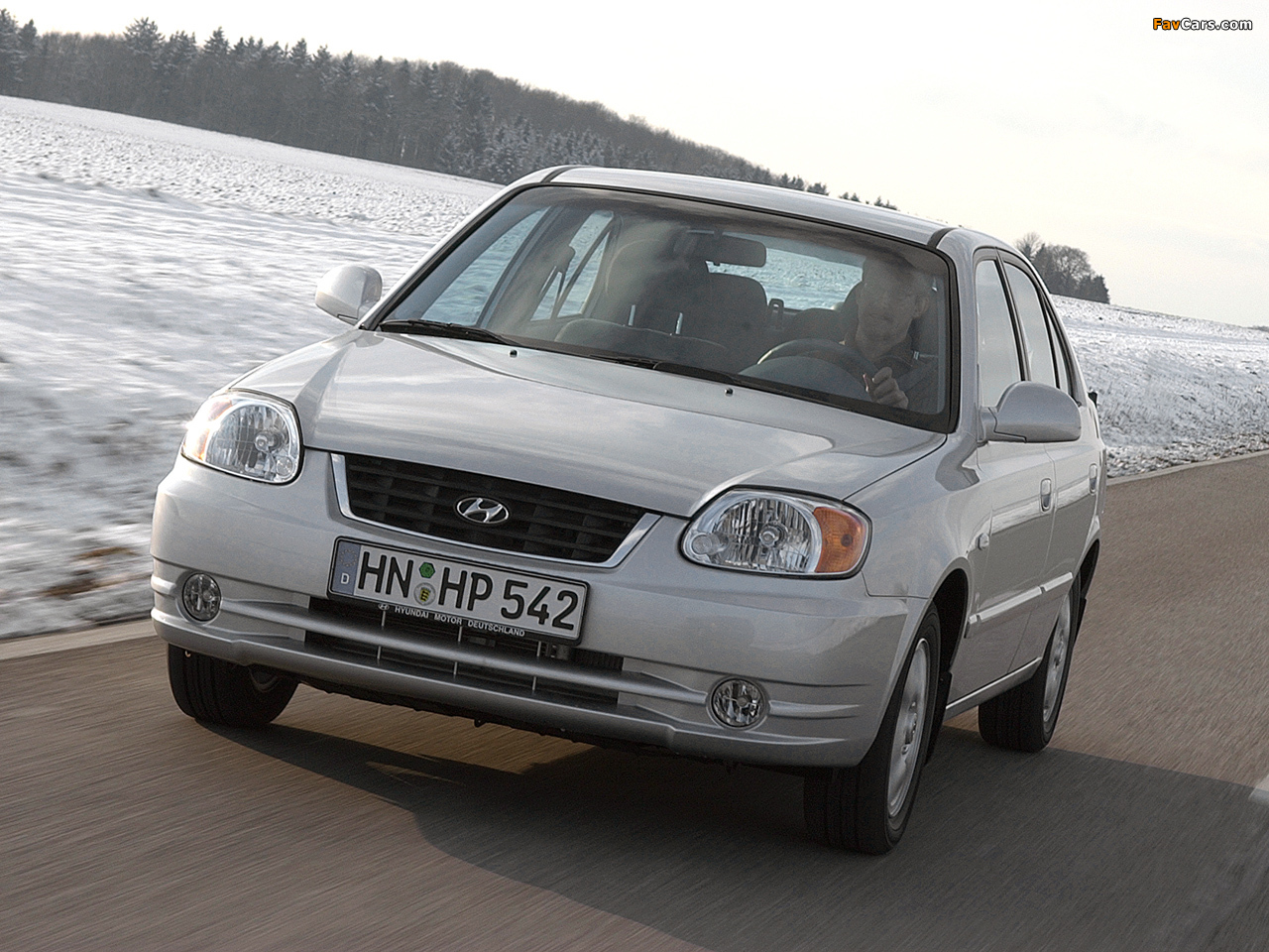 Pictures of Hyundai Accent 5-door 2003–06 (1280 x 960)