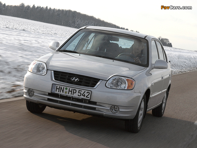 Pictures of Hyundai Accent 5-door 2003–06 (640 x 480)