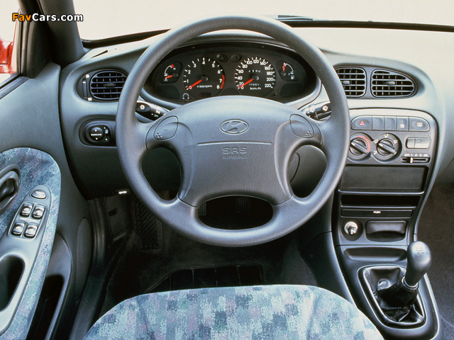 Hyundai Lantra (J2) 1995–98 pictures (640 x 480)