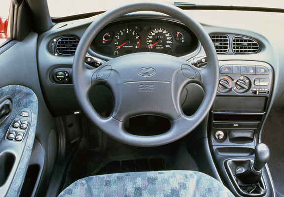 Hyundai Lantra (J2) 1995–98 pictures