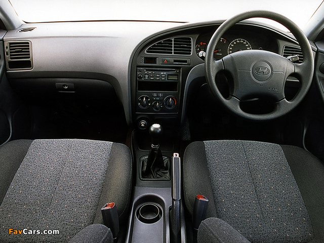 Hyundai Elantra Sedan AU-spec (XD) 2000–03 photos (640 x 480)