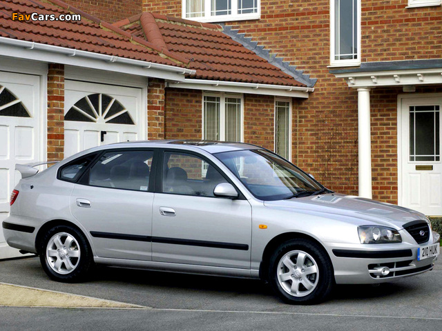 Hyundai Elantra Hatchback UK-spec (XD) 2003–06 images (640 x 480)