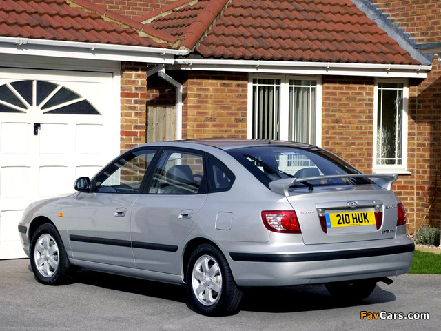 Hyundai Elantra Hatchback UK-spec (XD) 2003–06 photos (640 x 480)