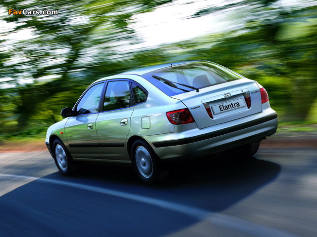 Hyundai Elantra Hatchback (XD) 2003–06 pictures (640 x 480)